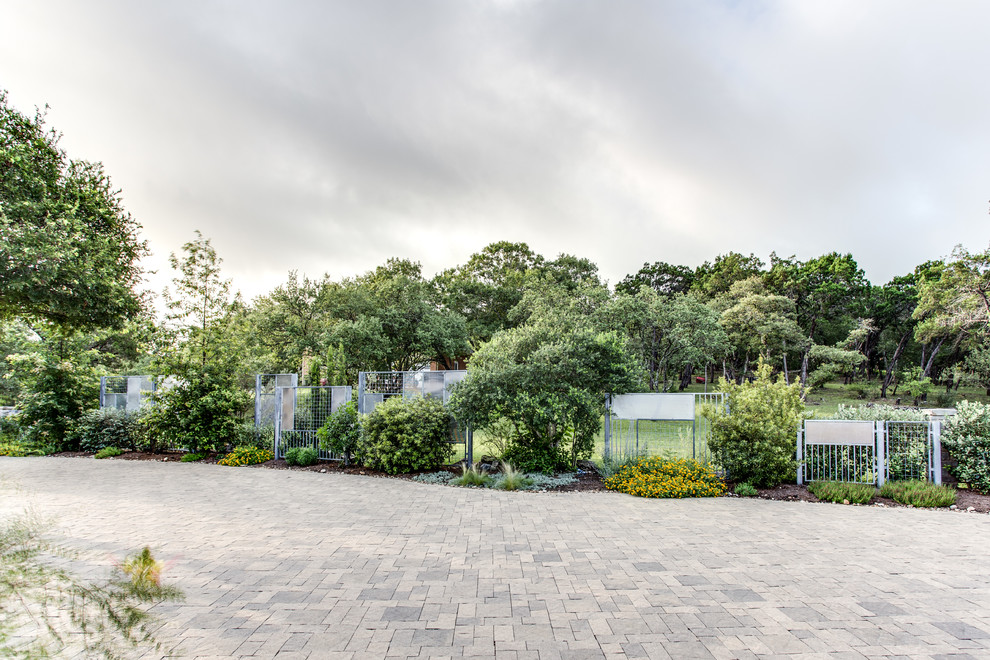 Идея дизайна: солнечный участок и сад на боковом дворе в стиле модернизм с подъездной дорогой, хорошей освещенностью и мощением клинкерной брусчаткой