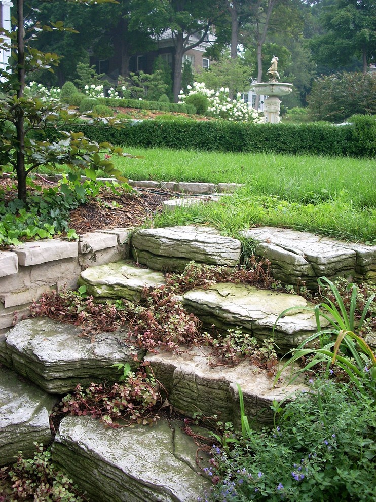 Стильный дизайн: участок и сад среднего размера на заднем дворе в классическом стиле с полуденной тенью и покрытием из каменной брусчатки - последний тренд