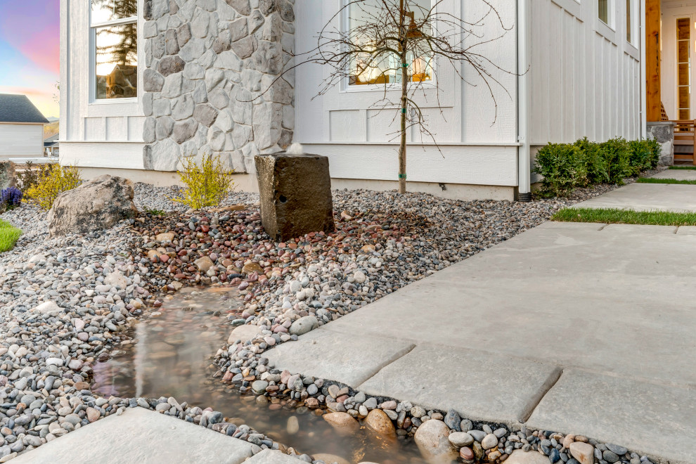 Immagine di un giardino country esposto a mezz'ombra di medie dimensioni e davanti casa in primavera con sassi e rocce e pavimentazioni in pietra naturale