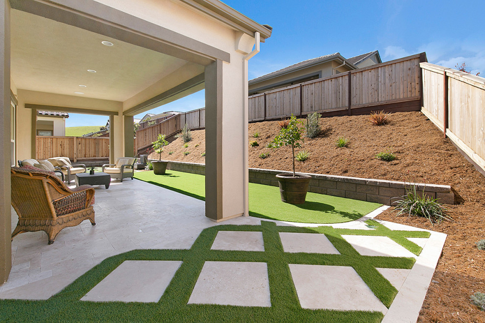 Immagine di un giardino classico esposto in pieno sole dietro casa in estate con pavimentazioni in pietra naturale