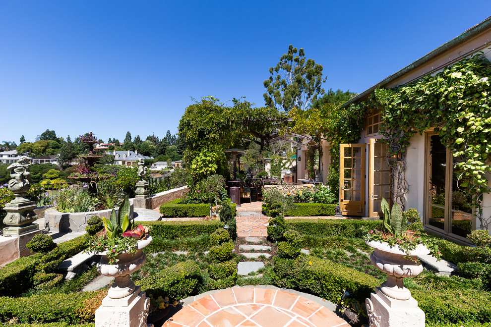 Idee per un ampio giardino formale esposto in pieno sole dietro casa con un ingresso o sentiero