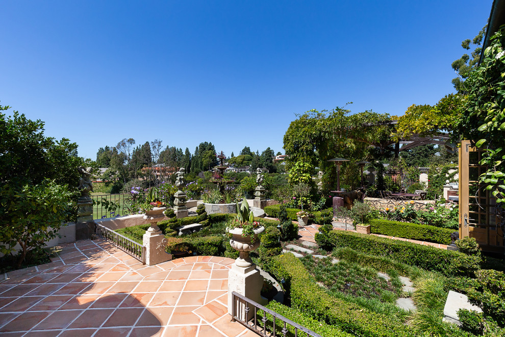 Immagine di un ampio giardino formale stile rurale esposto in pieno sole dietro casa con un ingresso o sentiero