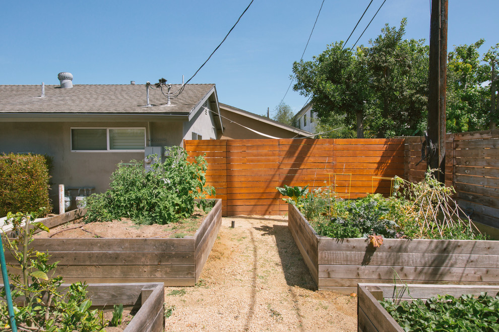На фото: маленький тенистый участок и сад на заднем дворе в стиле модернизм с покрытием из гранитной крошки для на участке и в саду с