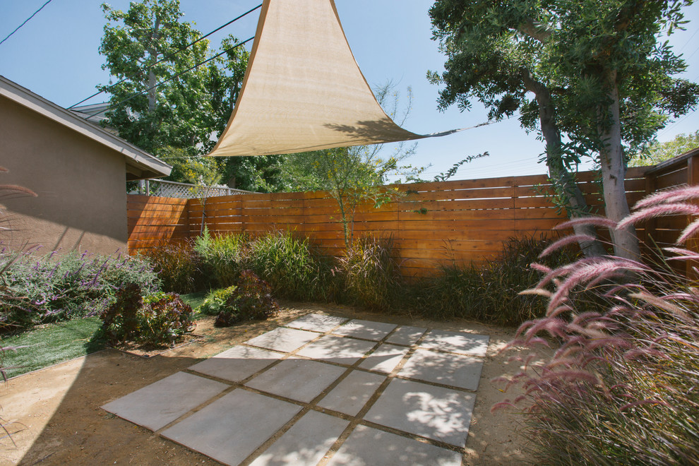Foto de jardín moderno pequeño en patio trasero con exposición reducida al sol y granito descompuesto