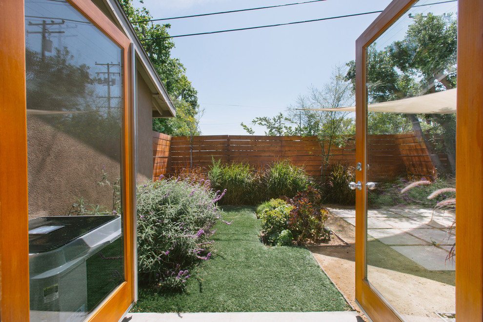 На фото: маленький тенистый участок и сад на заднем дворе в стиле модернизм с покрытием из гранитной крошки для на участке и в саду с