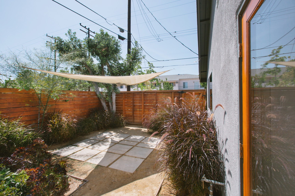 Kleiner, Schattiger Moderner Garten hinter dem Haus mit Granitsplitt in Orange County