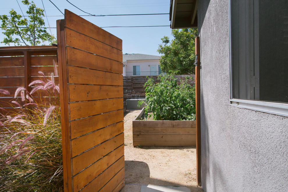 Foto di un piccolo giardino minimalista in ombra dietro casa con graniglia di granito