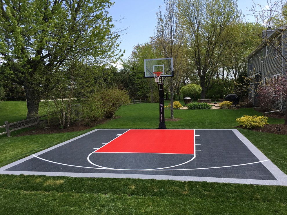 Photo of a back garden in Chicago with an outdoor sport court.