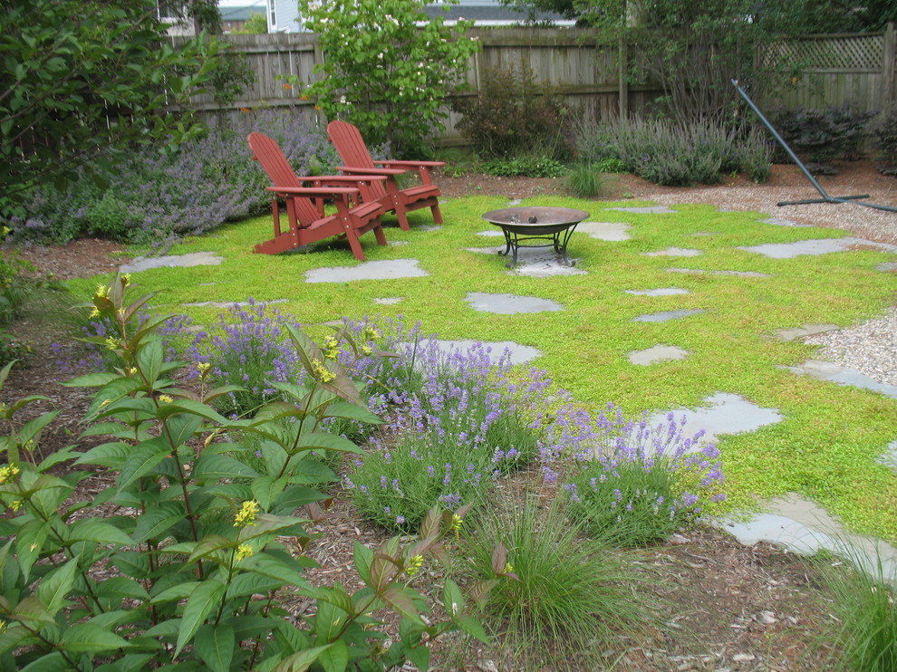 Foto di un piccolo giardino formale bohémian esposto in pieno sole dietro casa in estate con pavimentazioni in pietra naturale e un focolare