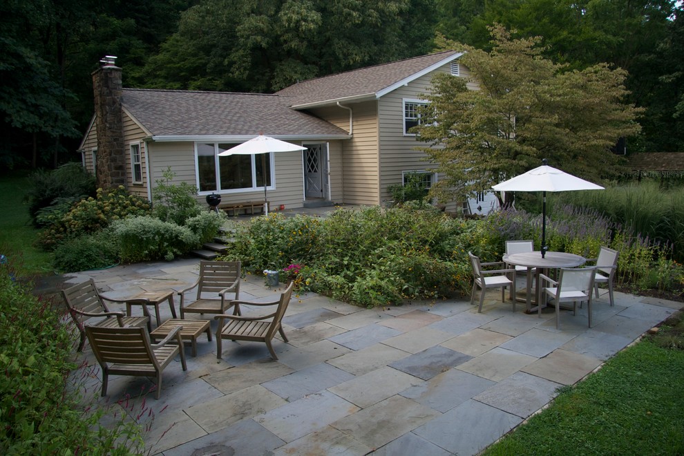 Ejemplo de jardín tradicional grande en patio trasero con jardín francés, exposición parcial al sol y adoquines de piedra natural