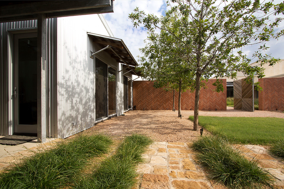 Photo of a modern courtyard garden fence in Dallas.