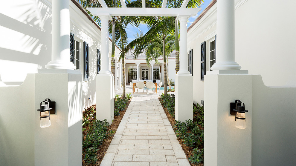 Idee per un giardino formale tropicale esposto a mezz'ombra di medie dimensioni e dietro casa in estate con un ingresso o sentiero e pacciame