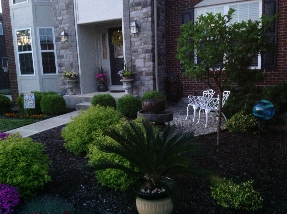 Foto di un giardino formale classico davanti casa in estate con un ingresso o sentiero