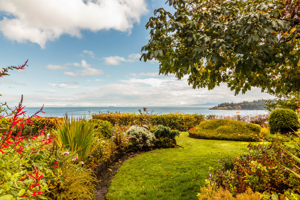Immagine di un giardino formale stile marinaro esposto in pieno sole di medie dimensioni in autunno con un pendio, una collina o una riva