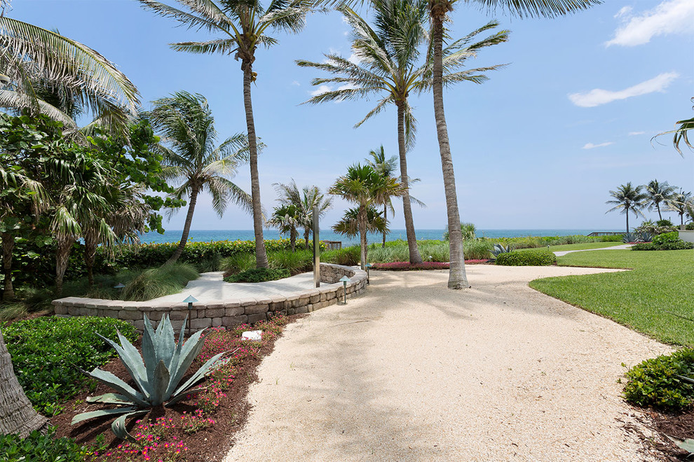 マイアミにあるラグジュアリーな中くらいな、夏のビーチスタイルのおしゃれな裏庭 (日向、デッキ材舗装) の写真