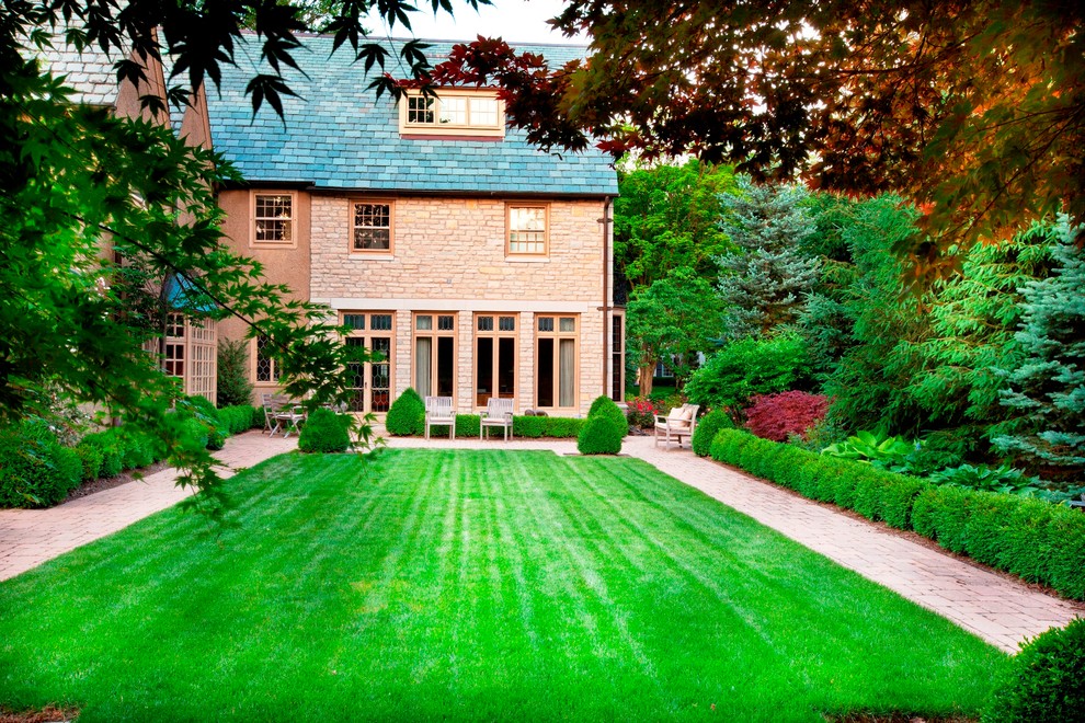 Design ideas for a large classic back garden in Columbus.