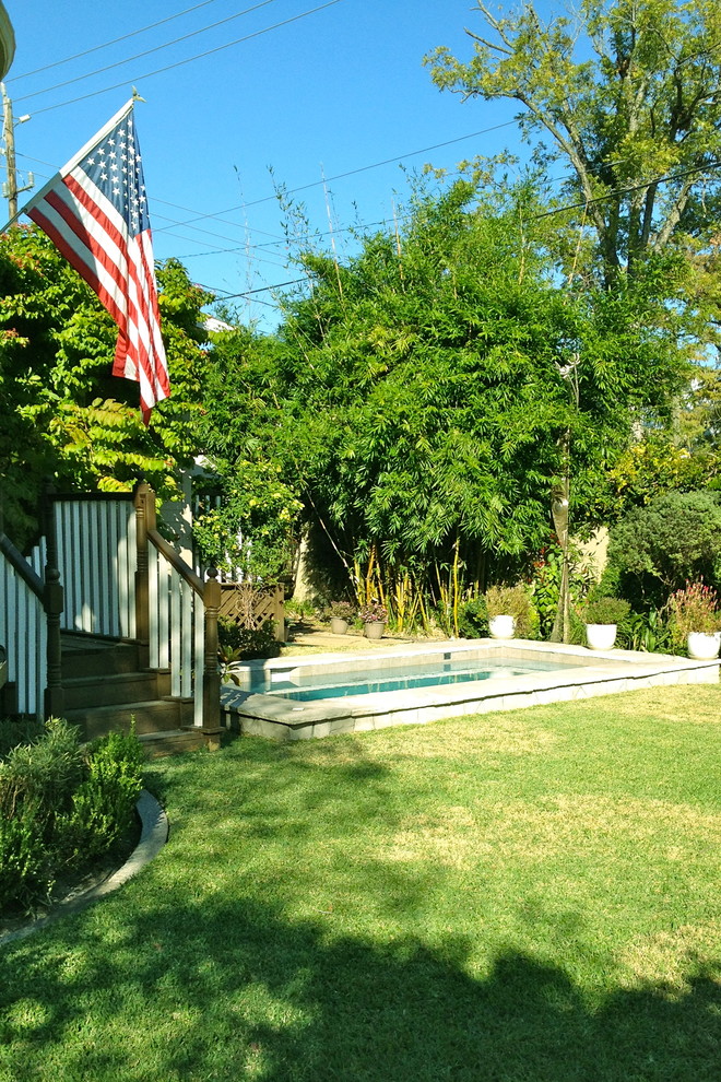 Design ideas for a large traditional partial sun backyard landscaping in Houston for spring.