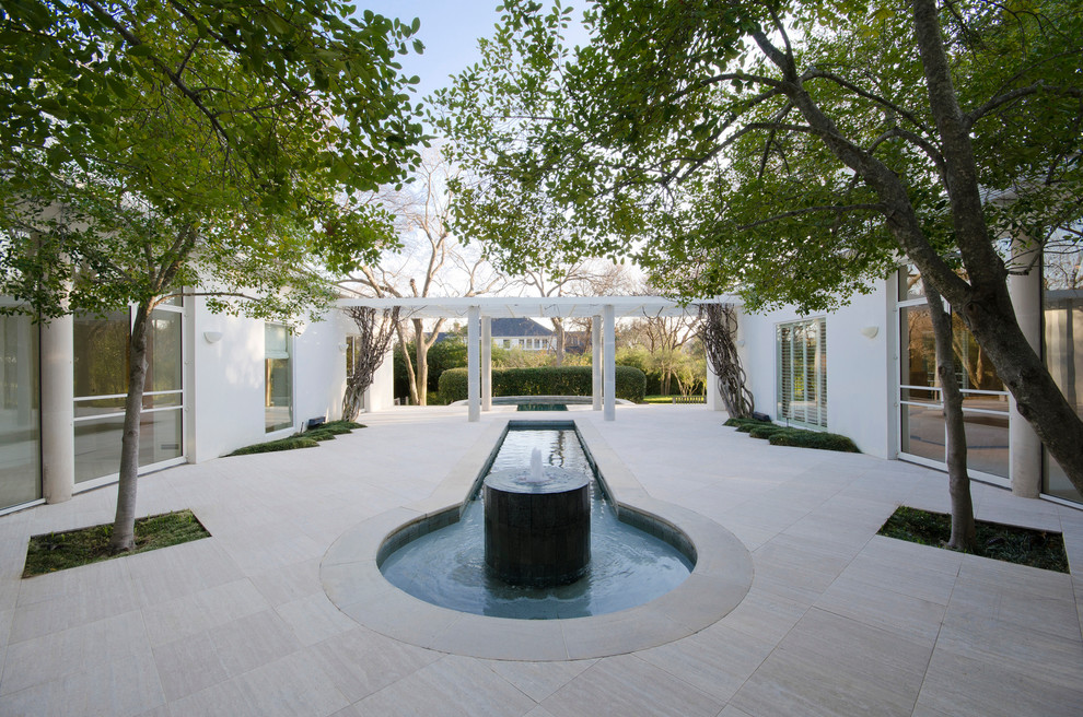 Photo of a contemporary courtyard garden in Dallas with a water feature.