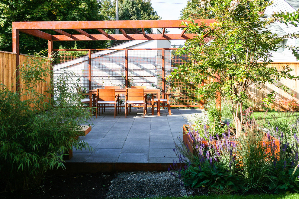 Rustikaler Garten hinter dem Haus mit Betonboden in Portland