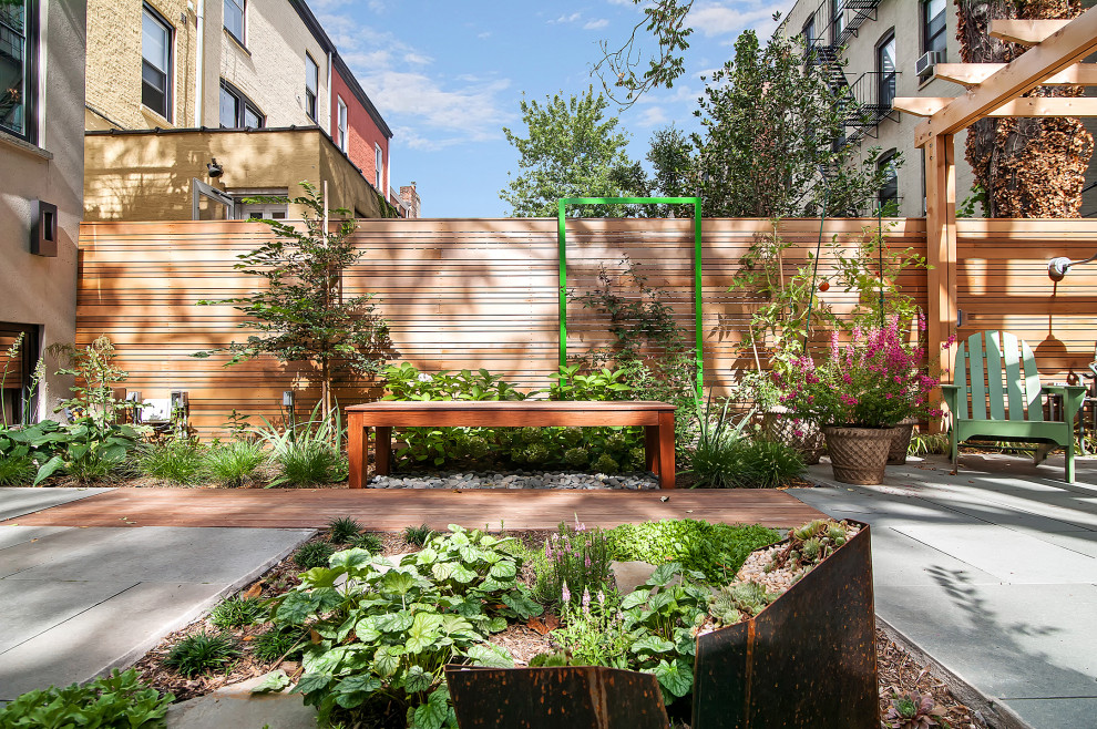Idee per un giardino minimalista esposto a mezz'ombra di medie dimensioni e dietro casa in primavera con pavimentazioni in pietra naturale