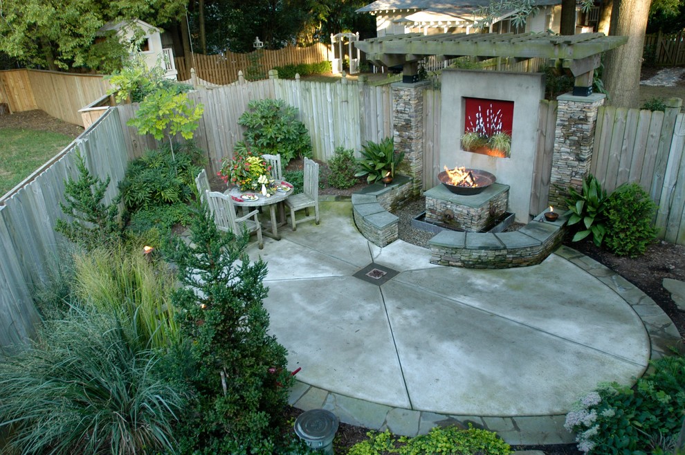 Idee per un piccolo giardino eclettico in ombra dietro casa con fontane