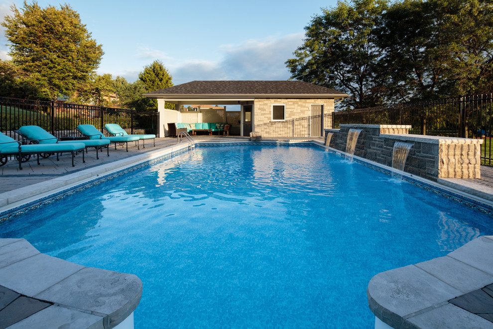 Immagine di una grande piscina contemporanea dietro casa con pavimentazioni in pietra naturale