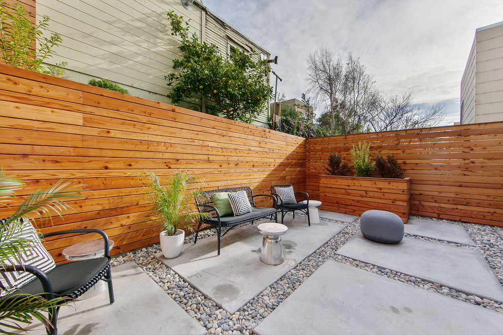 サンフランシスコにある高級な中くらいなコンテンポラリースタイルのおしゃれな裏庭 (日向、砂利舗装) の写真