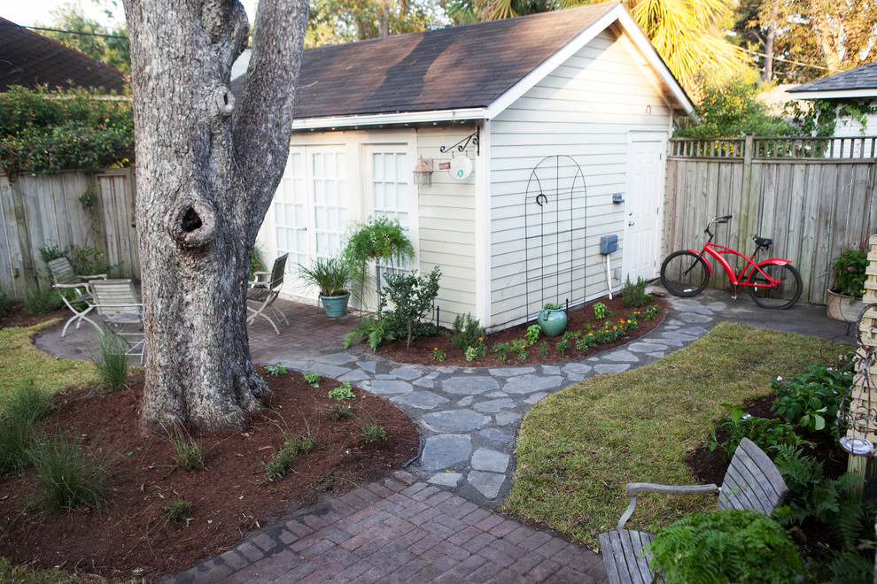 Immagine di un giardino eclettico in ombra di medie dimensioni e dietro casa