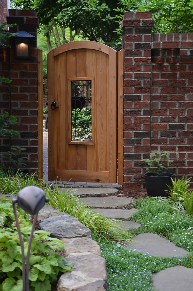 Inspiration pour un aménagement d'entrée ou allée de jardin avant traditionnel avec des pavés en pierre naturelle.