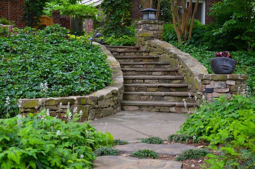 Inspiration pour un aménagement d'entrée ou allée de jardin avant traditionnel avec des pavés en pierre naturelle.