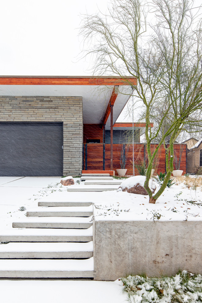 Idee per un giardino minimalista esposto in pieno sole davanti casa in inverno con scale