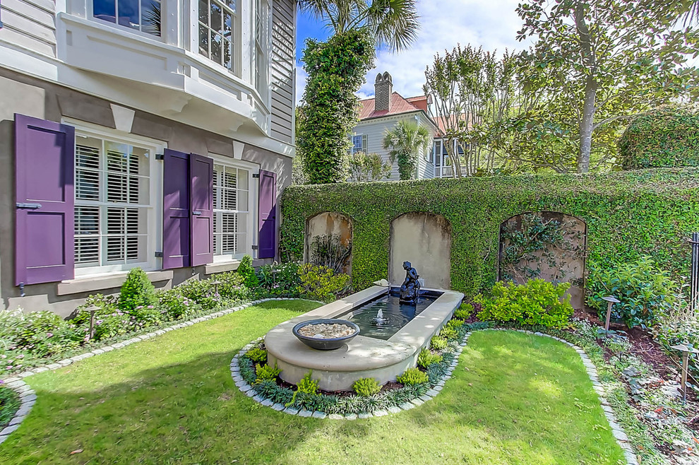 Geometrischer Klassischer Garten hinter dem Haus mit Wasserspiel und direkter Sonneneinstrahlung in Charleston