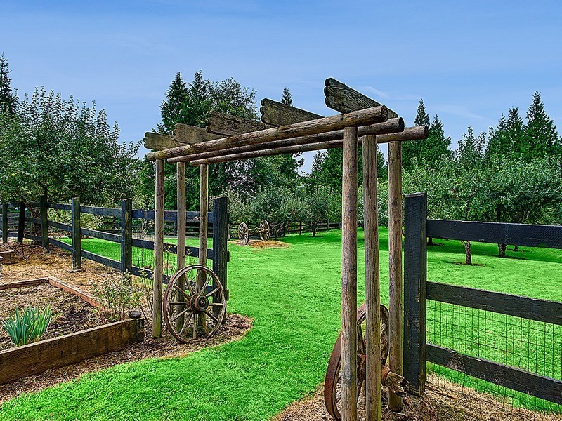 Diseño de jardín rústico extra grande con jardín francés y exposición total al sol