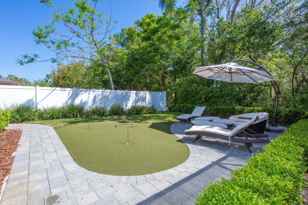 Immagine di un giardino moderno esposto in pieno sole di medie dimensioni e dietro casa con pavimentazioni in mattoni