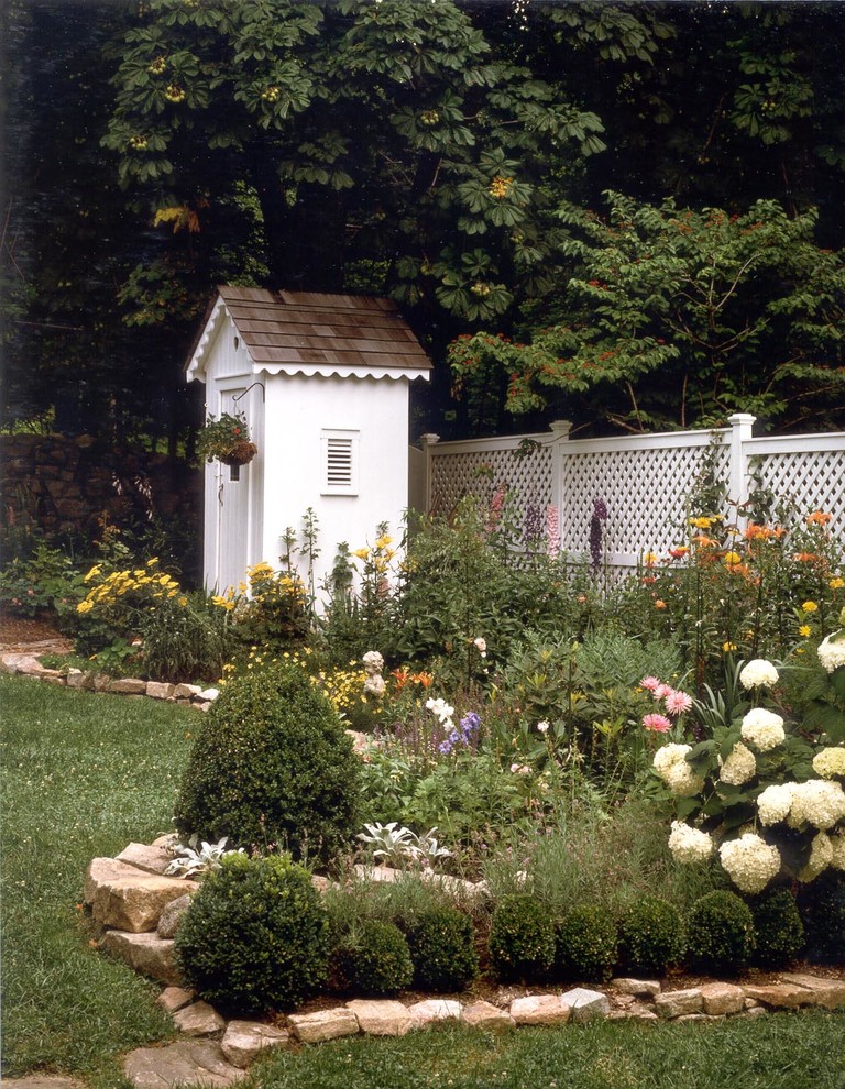 Inspiration for a traditional partial sun landscaping in New York.
