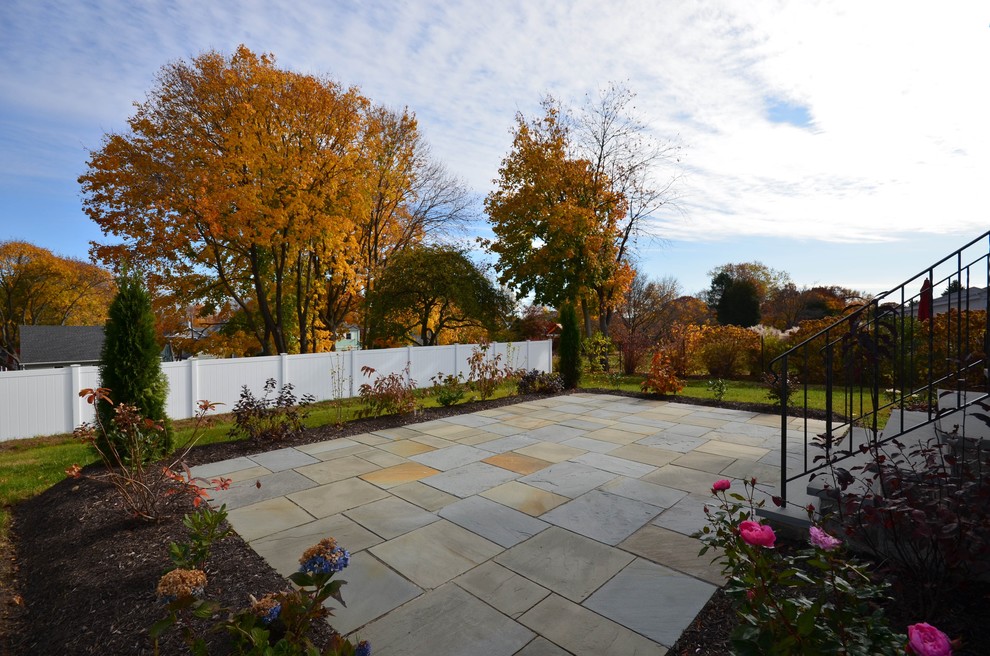 Foto de jardín tradicional grande en patio trasero con jardín francés, exposición parcial al sol y adoquines de piedra natural