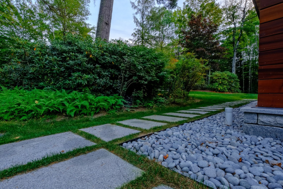 На фото: участок и сад на заднем дворе в стиле модернизм с покрытием из каменной брусчатки