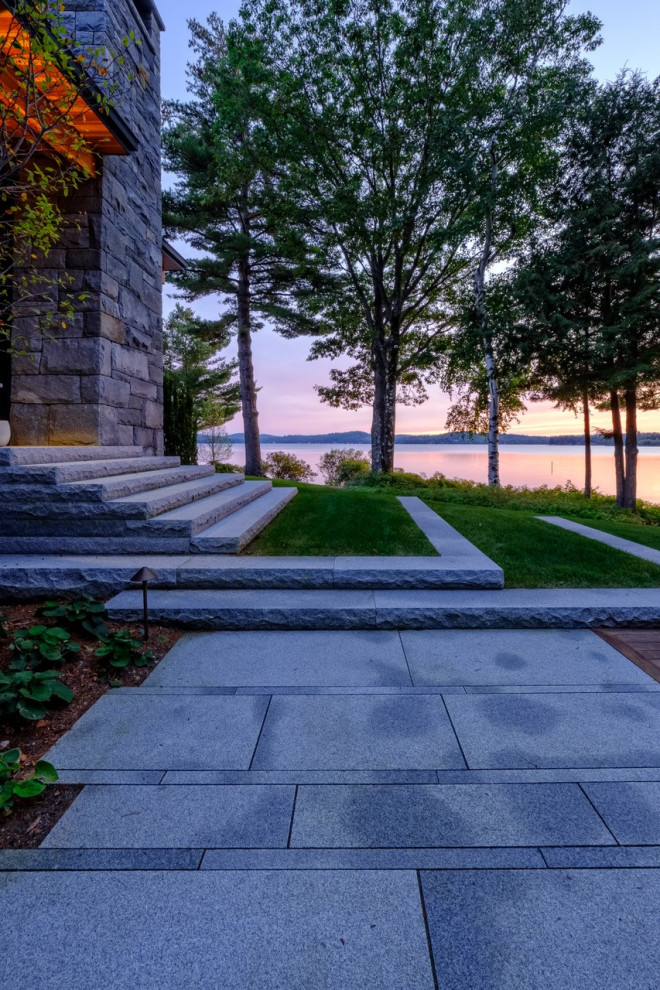 Inspiration pour un jardin arrière minimaliste avec des pavés en pierre naturelle.