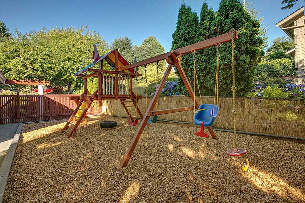 Modelo de jardín actual con parque infantil