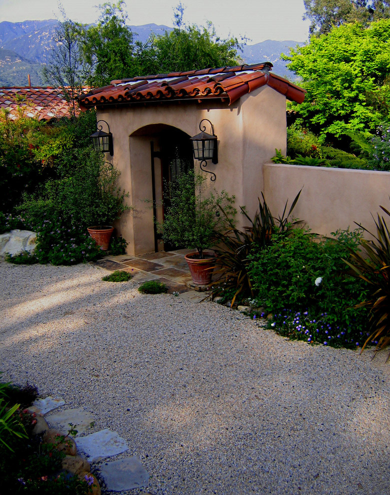 Ispirazione per un giardino mediterraneo esposto a mezz'ombra in cortile e di medie dimensioni in estate con ghiaia e un ingresso o sentiero