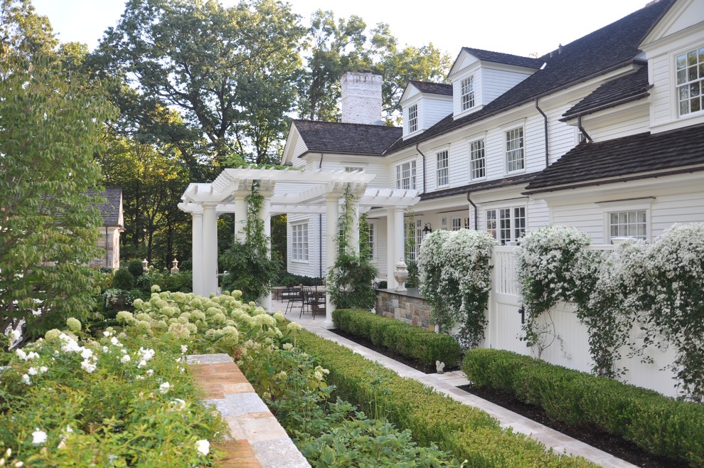 Design ideas for a traditional backyard landscaping in New York.