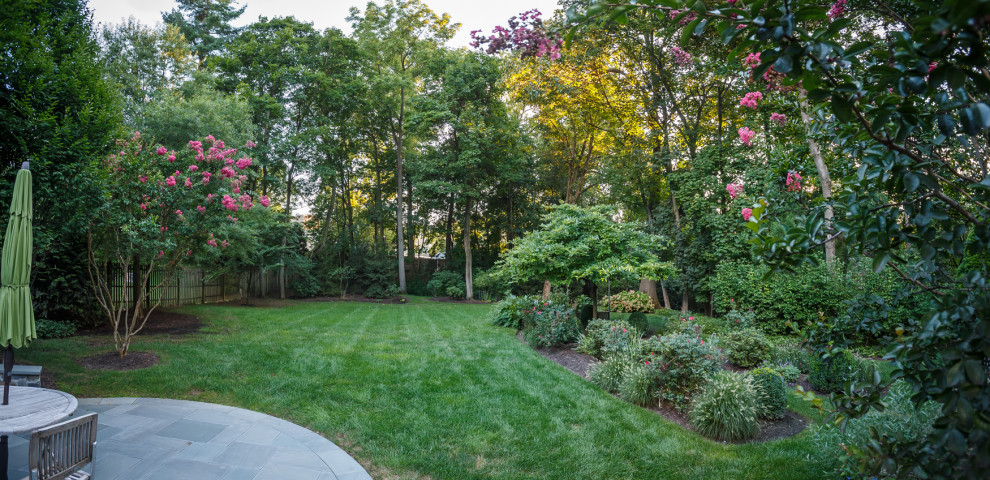 Großer, Halbschattiger Vorgarten im Sommer mit Blumenbeet und Natursteinplatten in Philadelphia