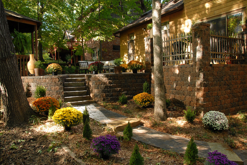 Стильный дизайн: регулярный сад на заднем дворе в стиле рустика с мощением тротуарной плиткой - последний тренд