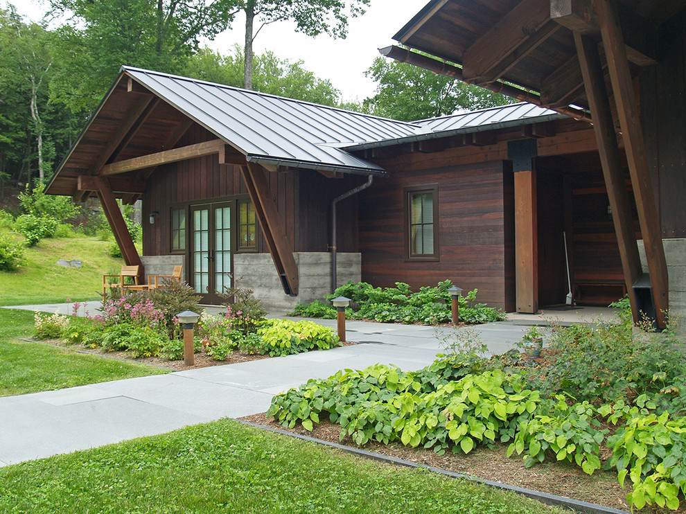 Ispirazione per un grande giardino design esposto in pieno sole davanti casa con un ingresso o sentiero