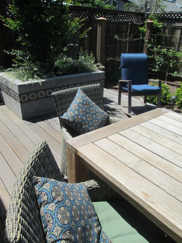 Diseño de jardín ecléctico de tamaño medio en verano en patio trasero con exposición parcial al sol y entablado