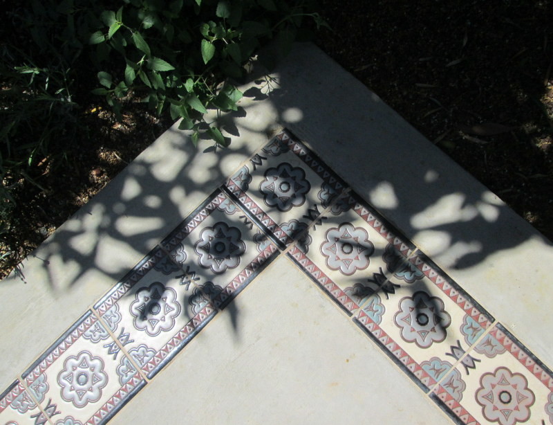 Пример оригинального дизайна: летний участок и сад среднего размера на заднем дворе в стиле фьюжн с полуденной тенью и настилом