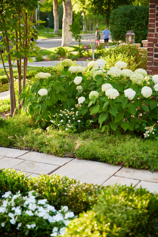 Стильный дизайн: большой летний регулярный сад на переднем дворе в классическом стиле с садовой дорожкой или калиткой, полуденной тенью и покрытием из каменной брусчатки - последний тренд