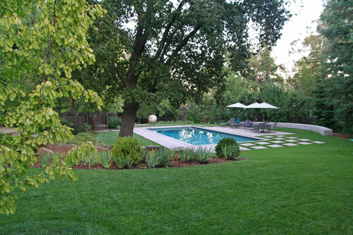 Esempio di un ampio giardino formale chic esposto in pieno sole in estate con fontane, un pendio, una collina o una riva e pavimentazioni in pietra naturale