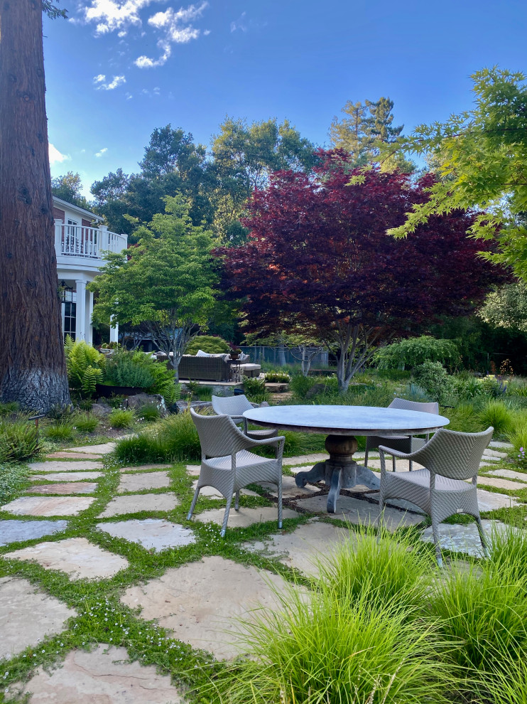 Источник вдохновения для домашнего уюта: большой летний регулярный сад на заднем дворе в современном стиле с садовой дорожкой или калиткой, полуденной тенью и покрытием из каменной брусчатки