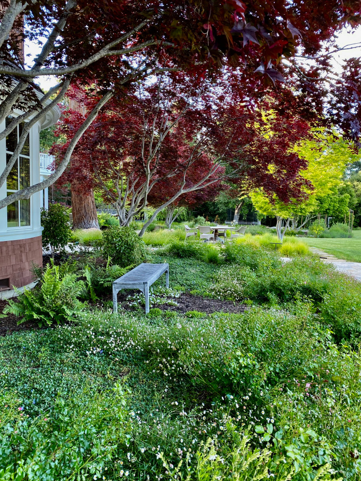 Стильный дизайн: большой летний регулярный сад на заднем дворе в современном стиле с садовой дорожкой или калиткой, полуденной тенью и покрытием из каменной брусчатки - последний тренд